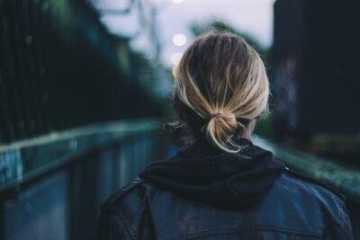 Silhouette of a woman’s head seen from the back, symbolizing introspection, mystery, and the unexpected encounters of life.